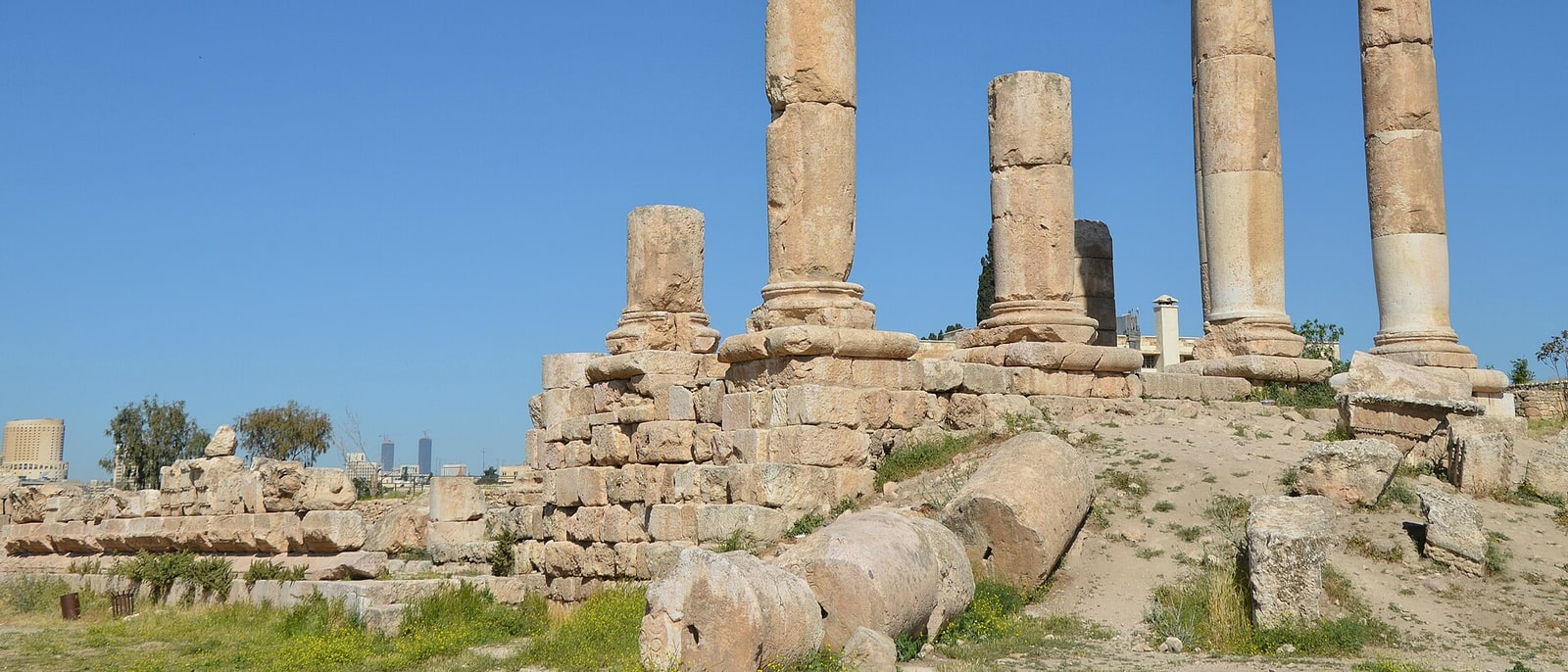 Las columnas del templo de Hércules, en lo alto de la Ciudadela