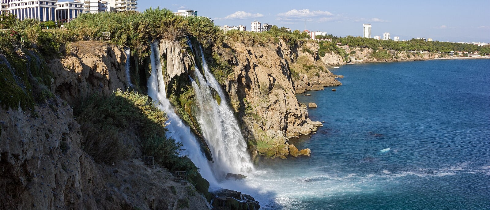 La cascada del Düden cayendo por el acantilado directamente al mar