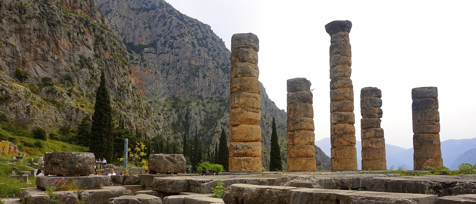Las columnas en pie del templo de Apolo en Delfos, con la montaña detrás