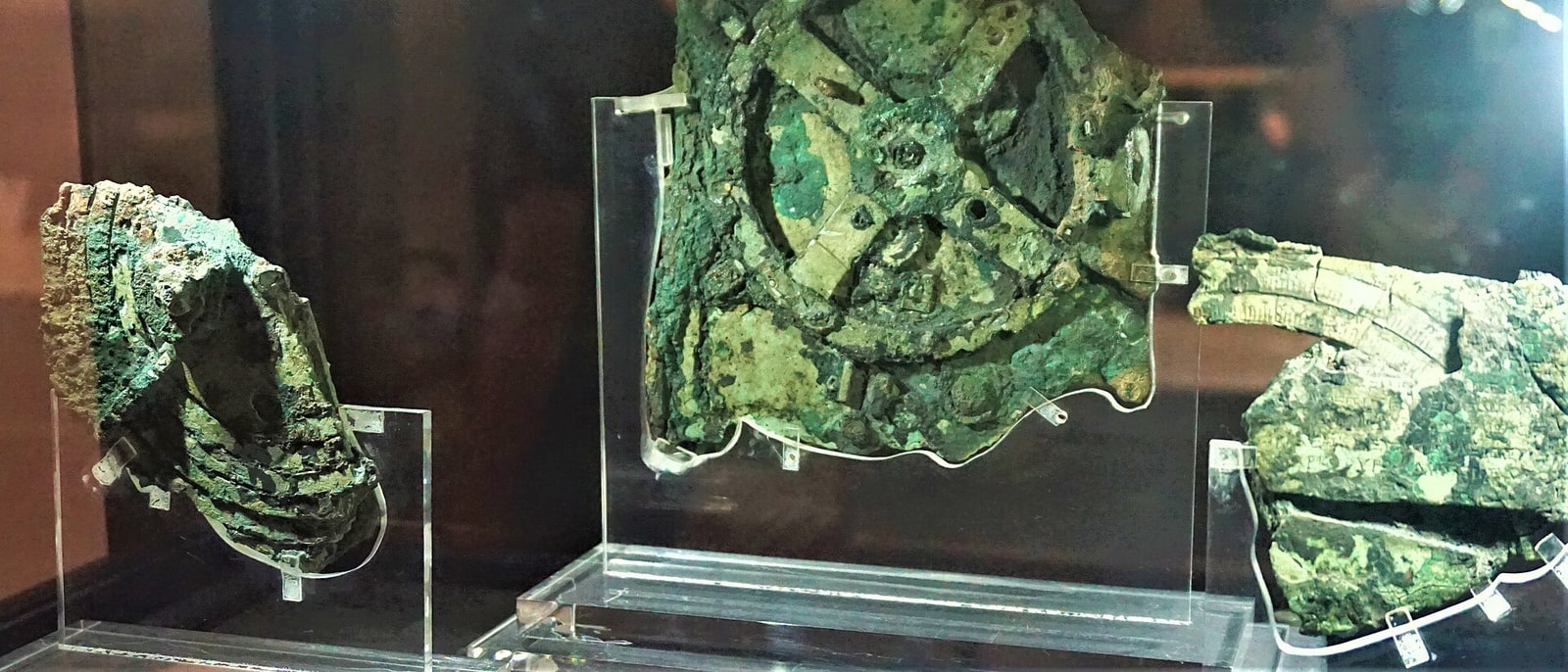 Los fragmentos del mecanismo de Anticitera en su vitrina