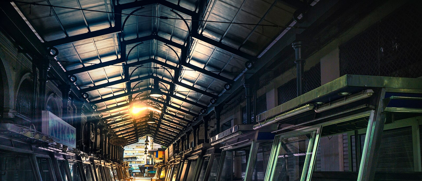 El interior del mercado central de Atenas, con su nave de hierro