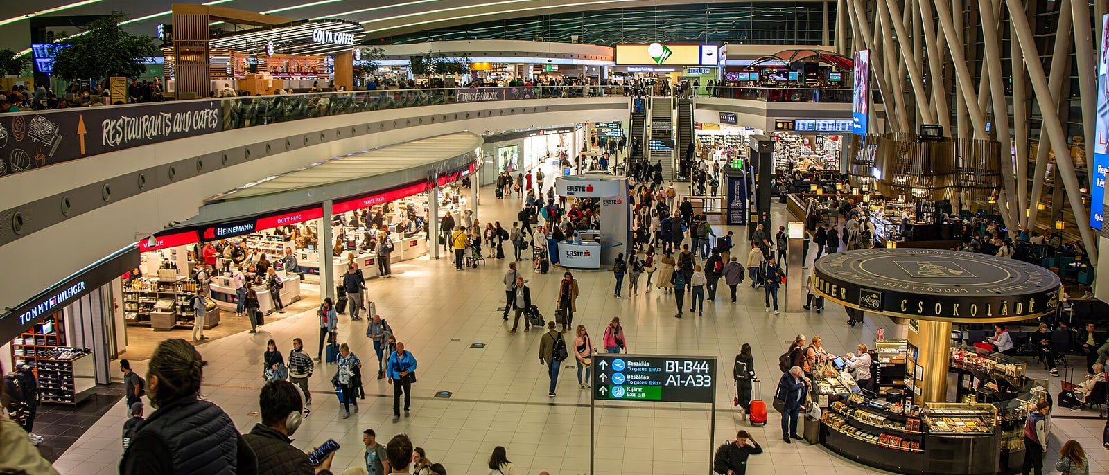 La terminal del aeropuerto de Budapest, llena de pasajeros