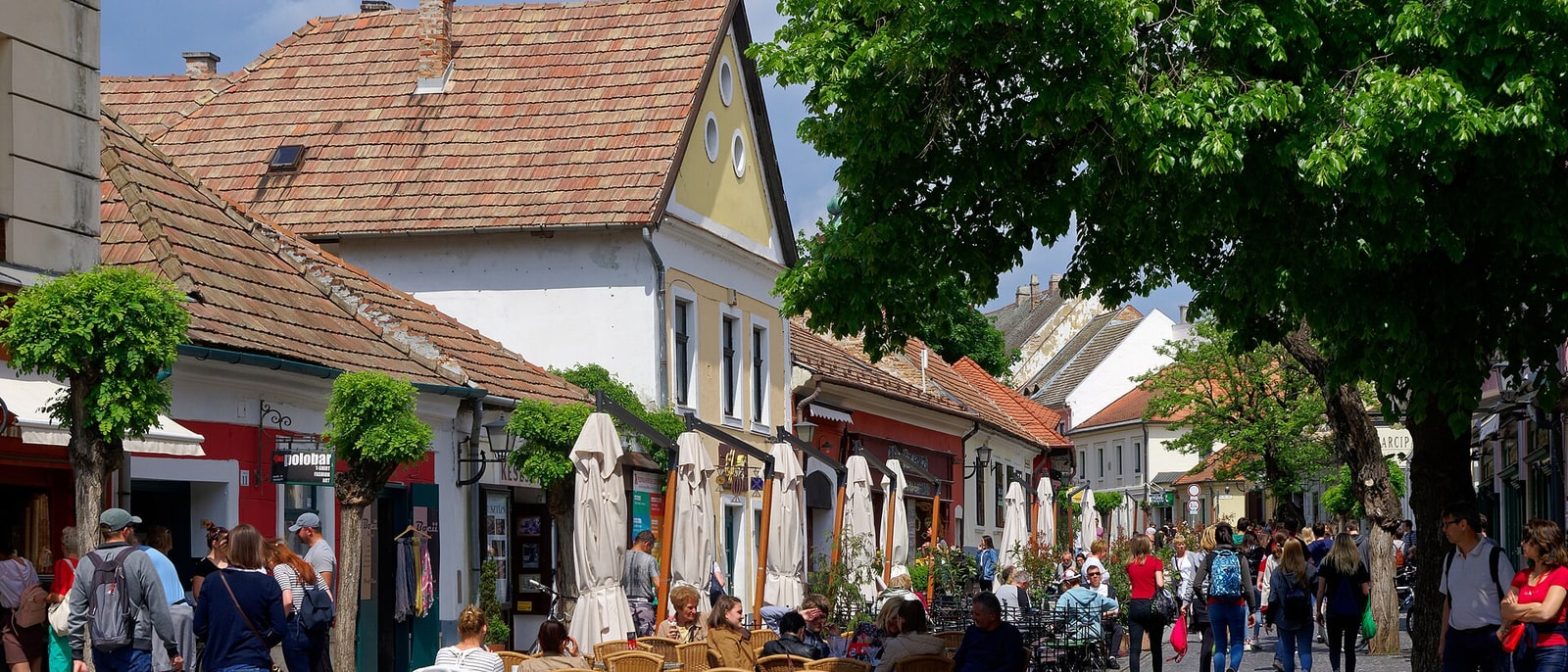 Una calle de Szentendre con comercios, terrazas y gente paseando
