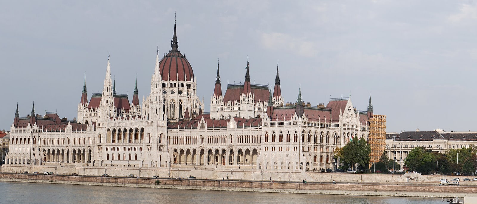 El Parlamento húngaro visto desde la otra orilla del Danubio