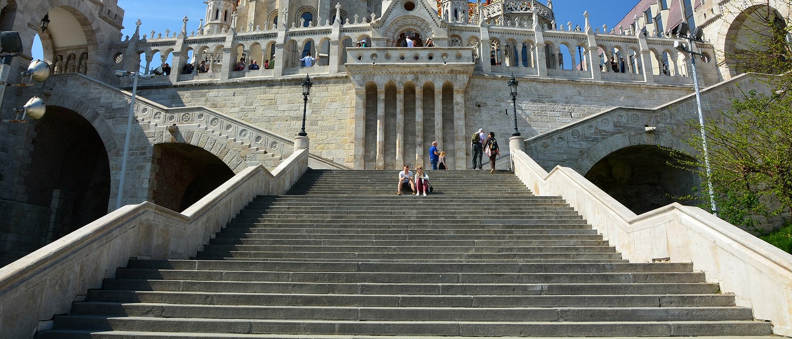 Las escaleras y las arcadas blancas del Bastión de los Pescadores