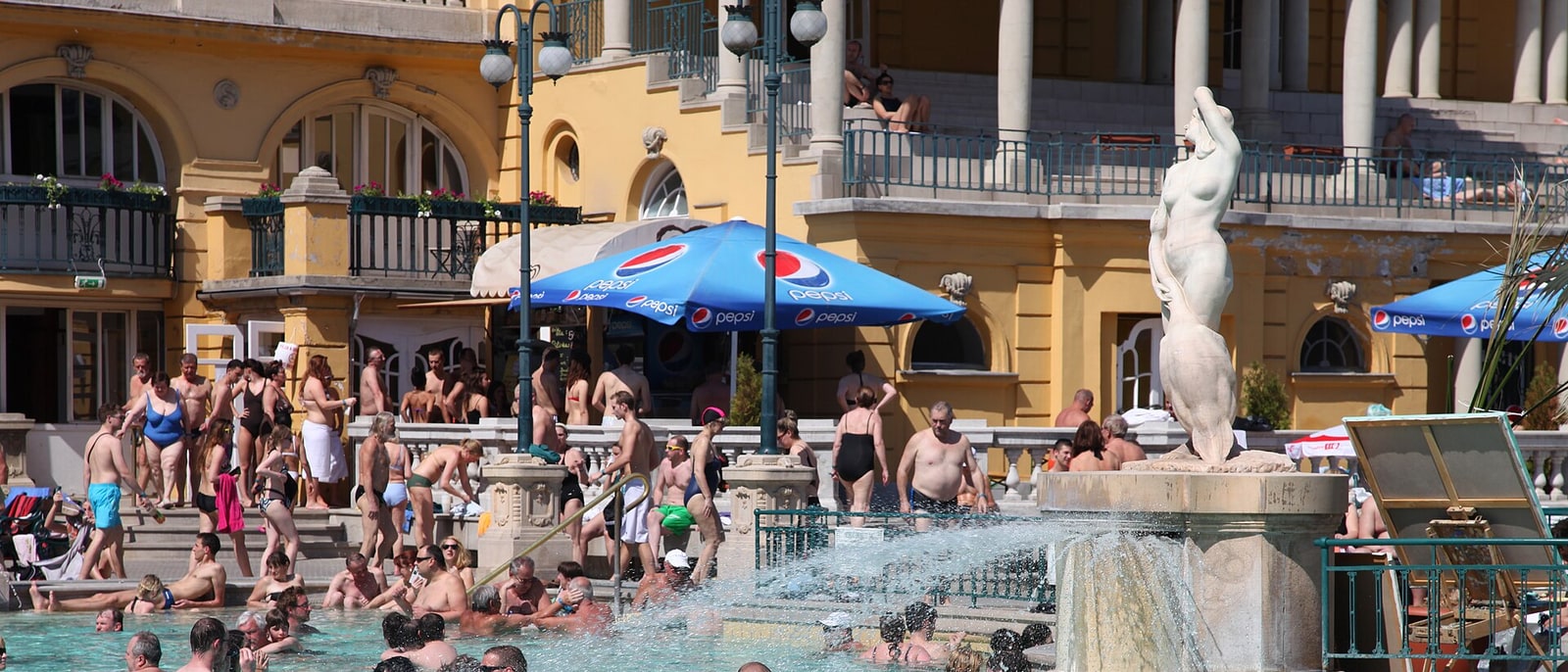 Bañistas en la piscina exterior del balneario Széchenyi
