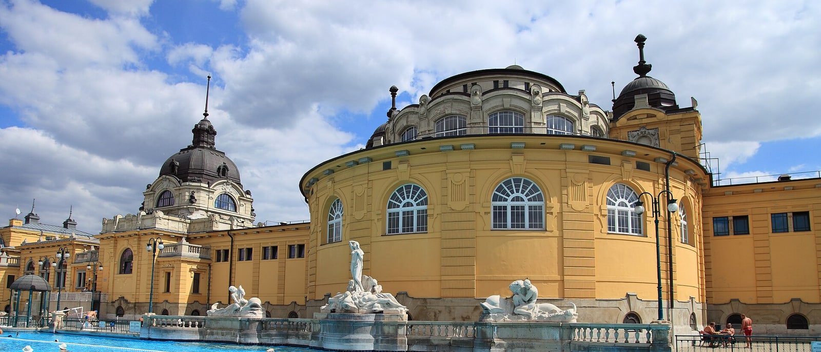 La fachada neobarroca amarilla del balneario Széchenyi, con sus cúpulas