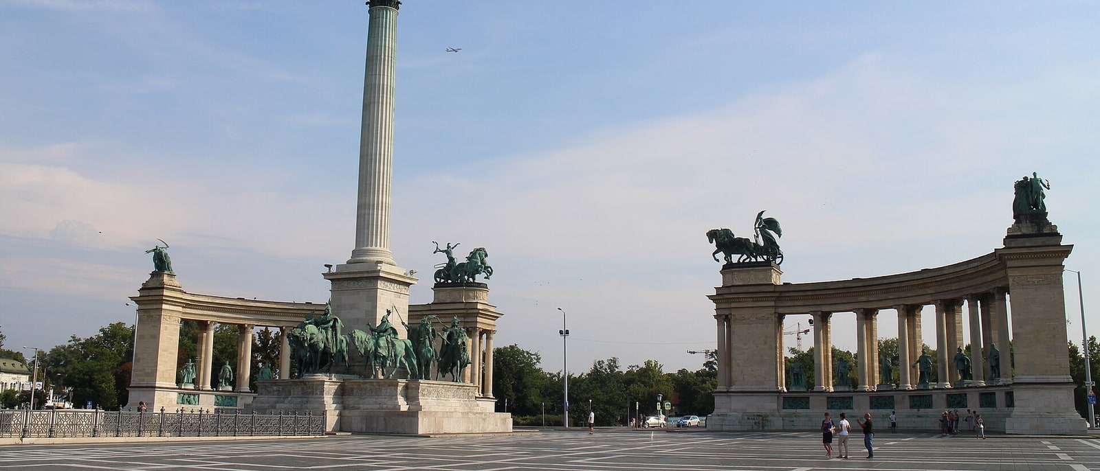 La plaza de los Héroes, con la columna del milenio y la columnata