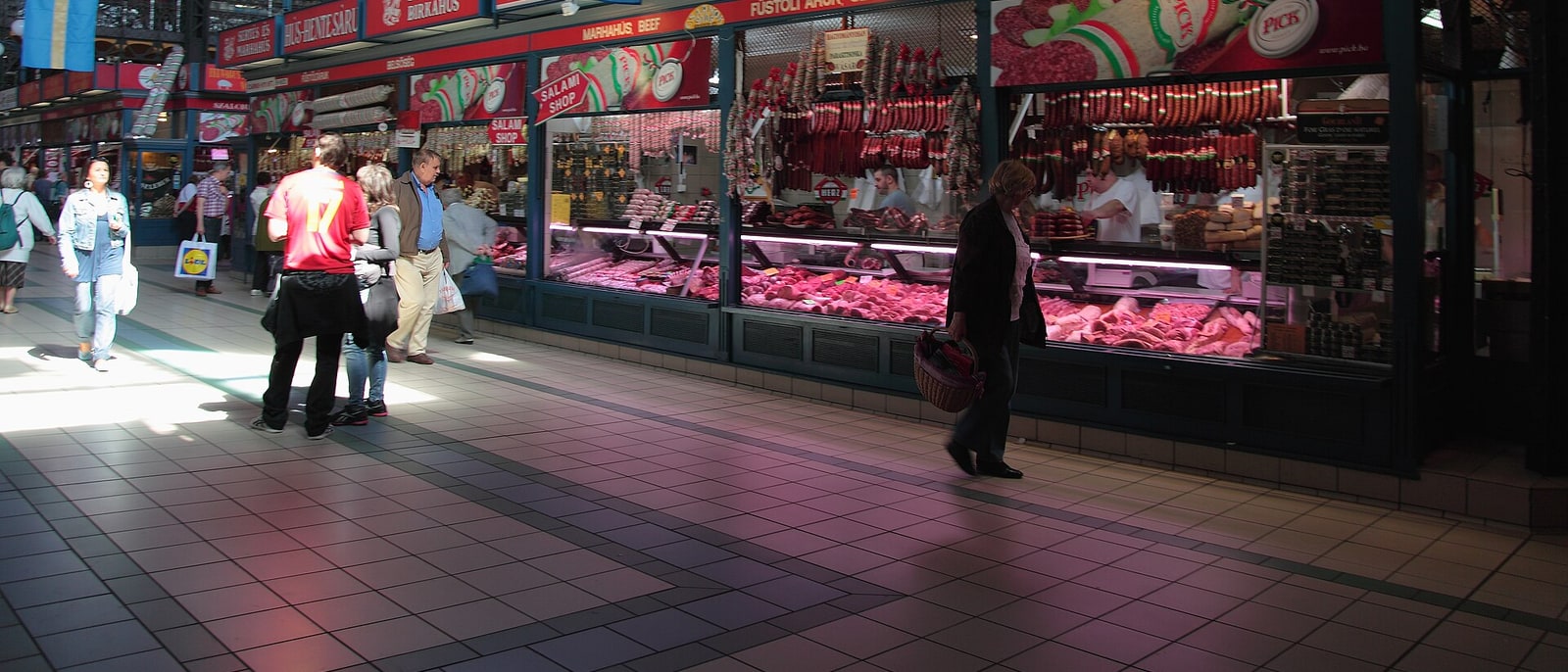 El interior del Gran Mercado de Budapest, con los mostradores y la gente comprando