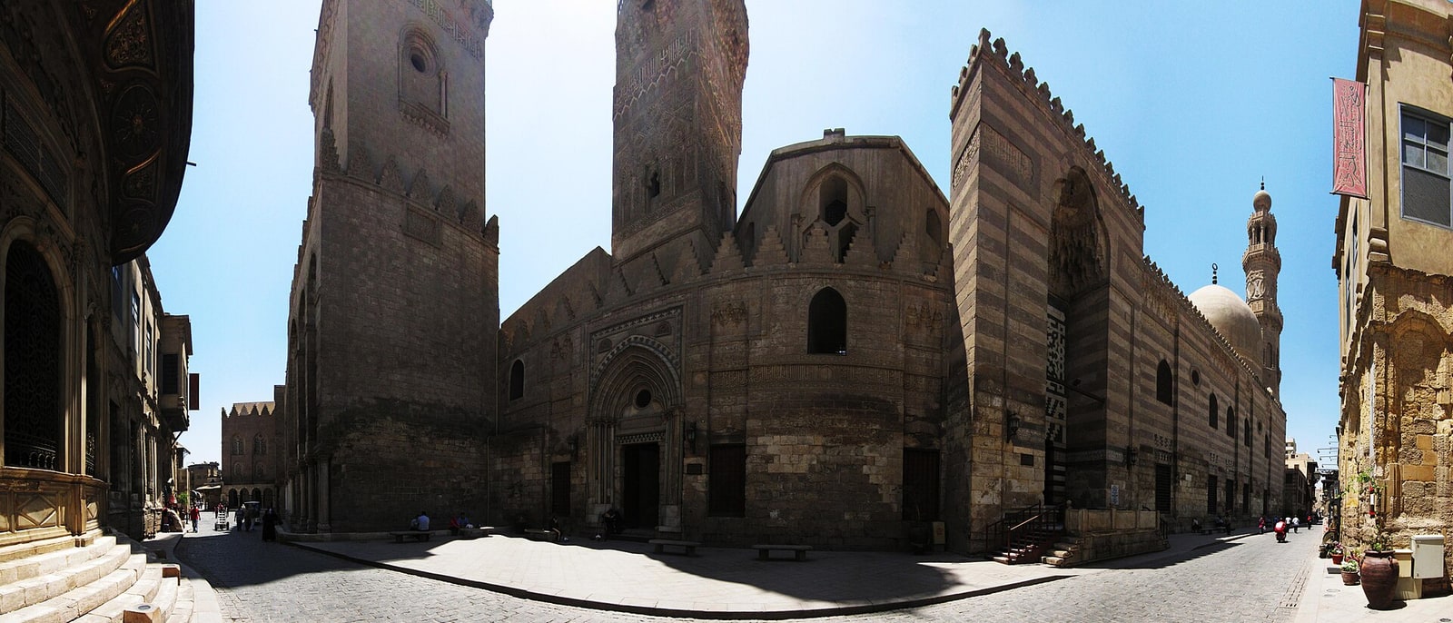 La calle Al-Muizz con sus mezquitas y alminares a ambos lados
