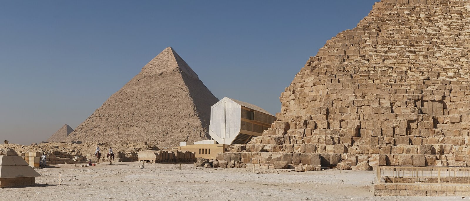 Las pirámides de Giza con la fosa de la barca de Keops en primer término