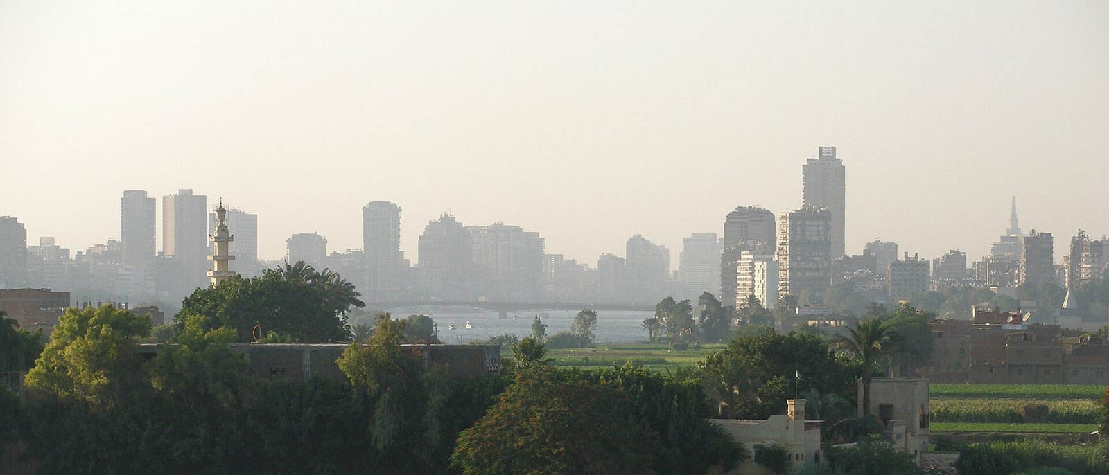 El Cairo con el Nilo cruzando la ciudad entre la calima