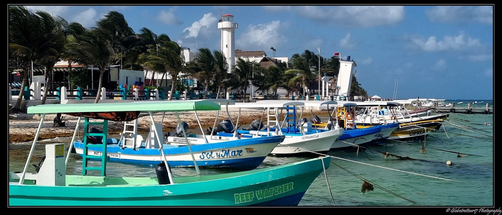 Las lanchas y el faro inclinado de Puerto Morelos