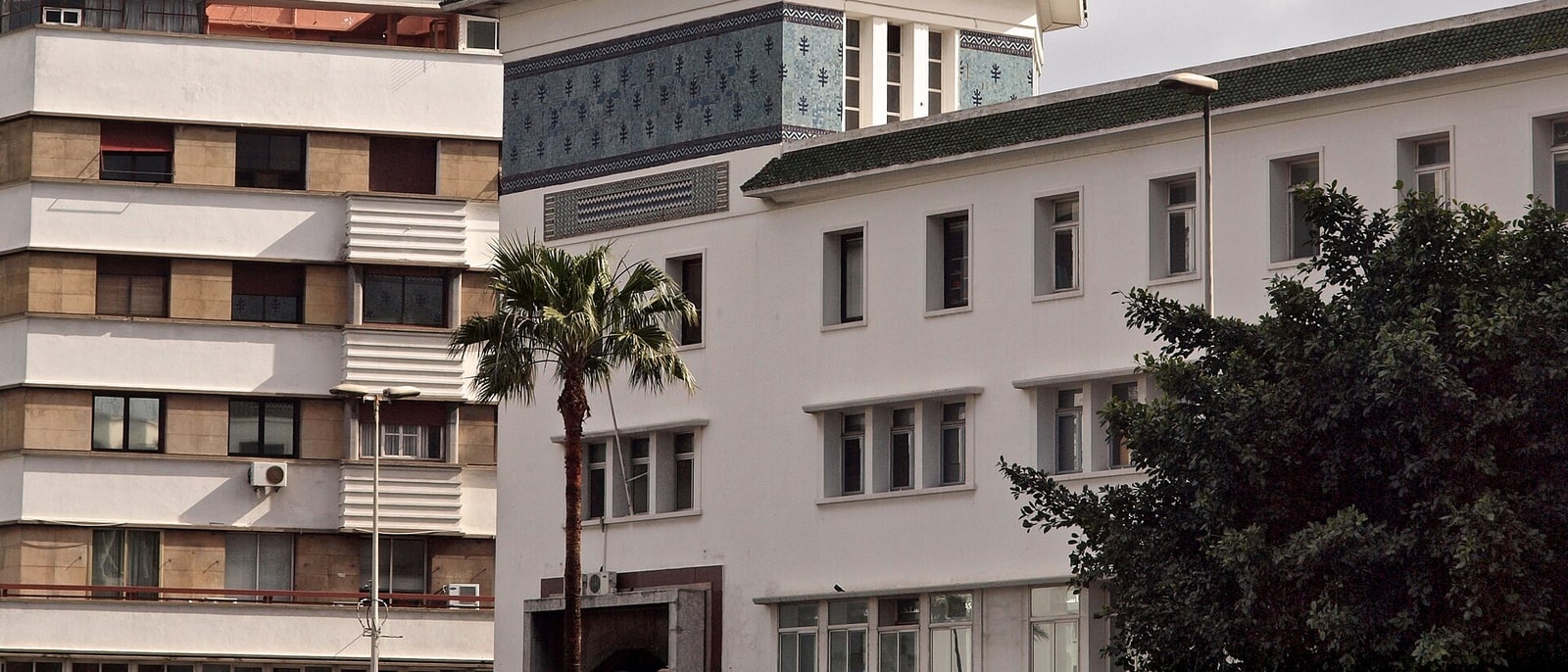 Un edificio art déco blanco del centro de Casablanca, entre palmeras