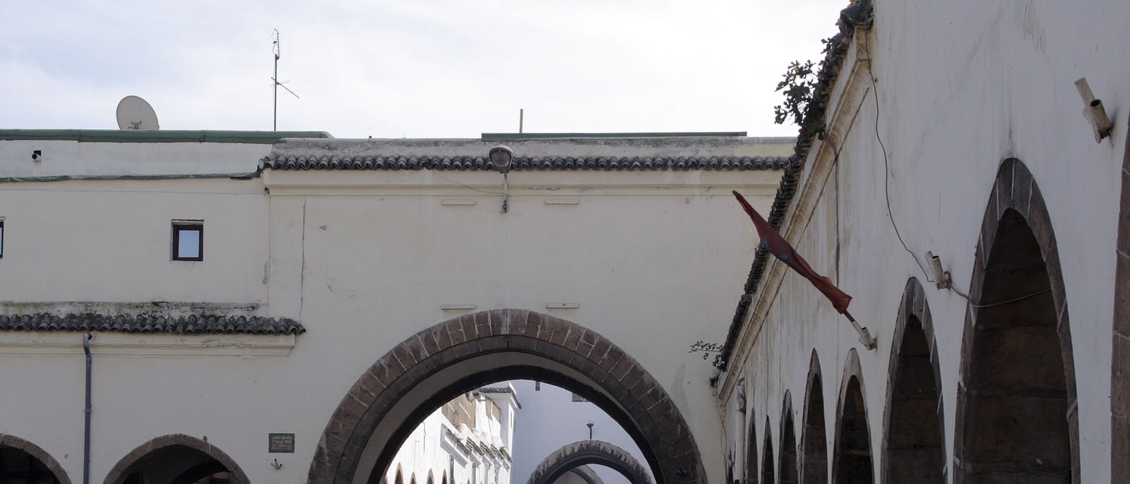 Los arcos encalados del barrio de Habous