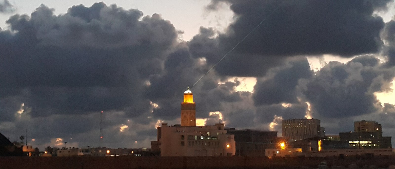 El minarete de la mezquita Hassan II recortado sobre el cielo de Casablanca