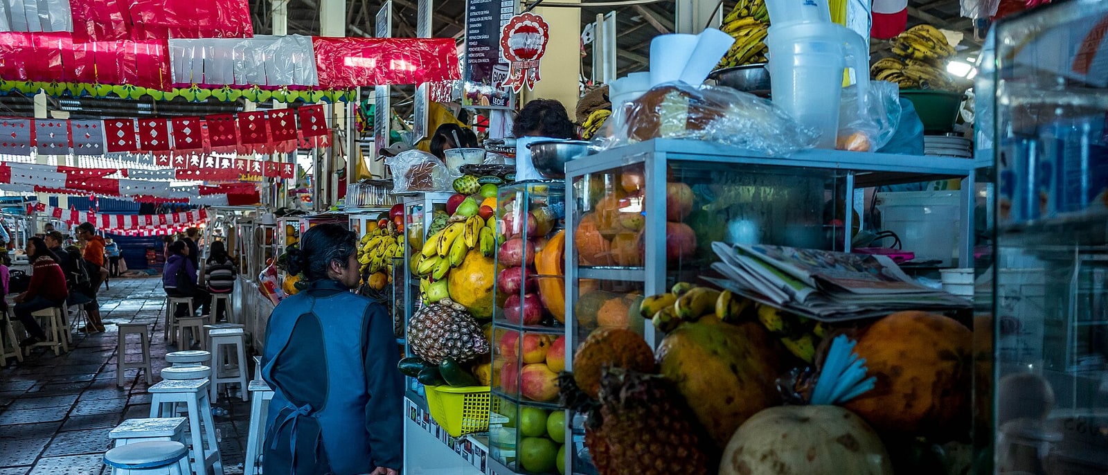 A juice and fruit stall in the San Pedro market