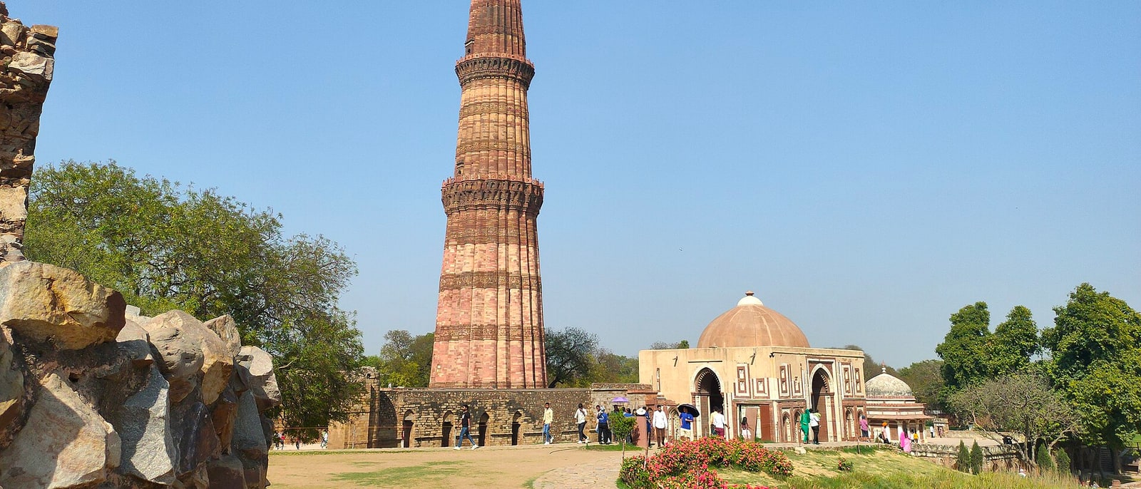 The Qutub Minar tower above the ruins of its complex