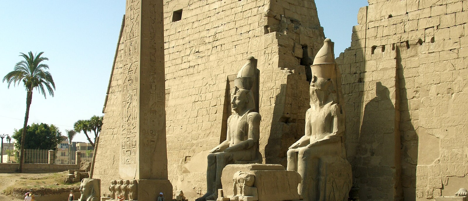 Los colosos y las columnas del templo de Luxor