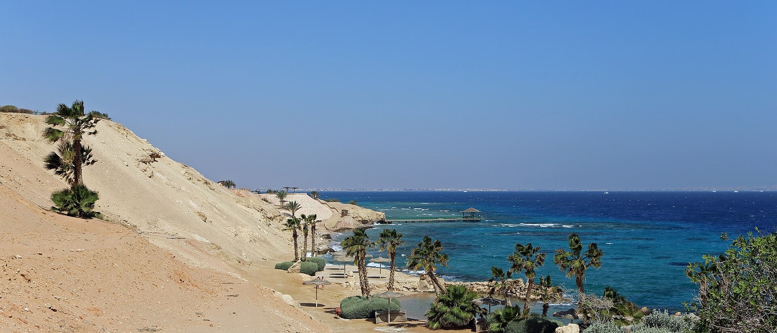 La costa del mar Rojo con el desierto llegando hasta la orilla