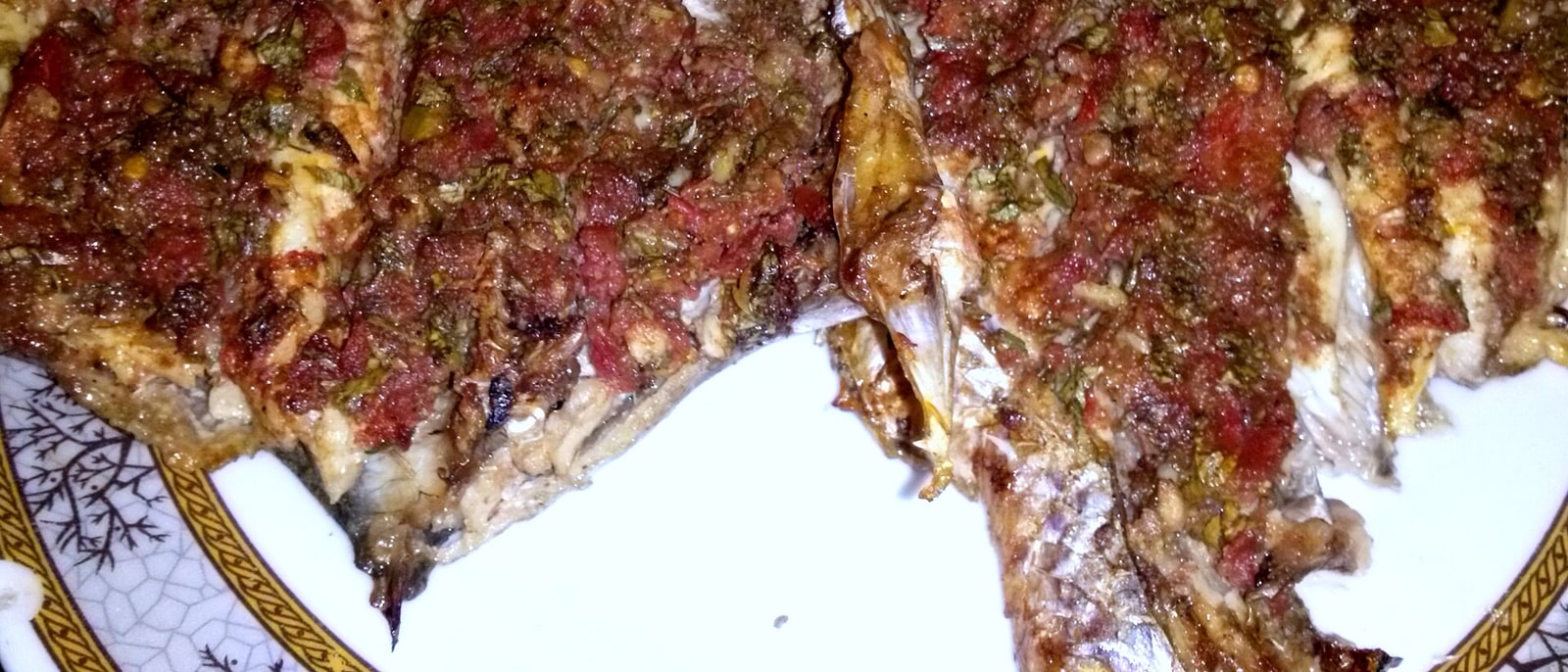 Pescado a la parrilla servido al estilo del sur de Egipto