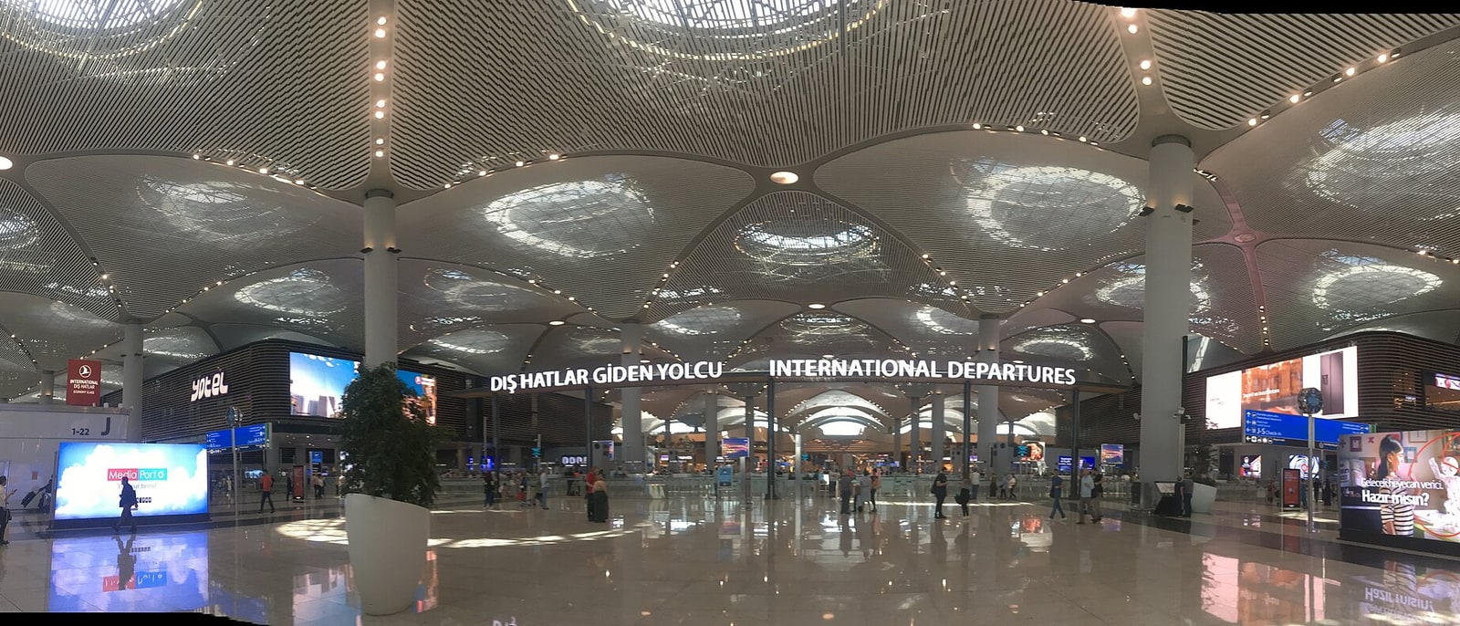 La terminal de salidas del aeropuerto de Estambul, el nuevo, bajo su techo ondulado