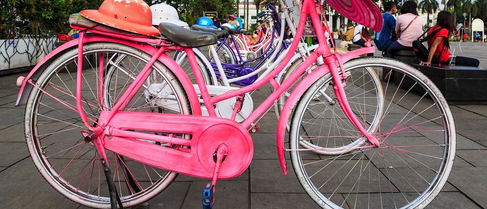Las bicicletas de colores de alquiler en la plaza Fatahillah, en la ciudad vieja