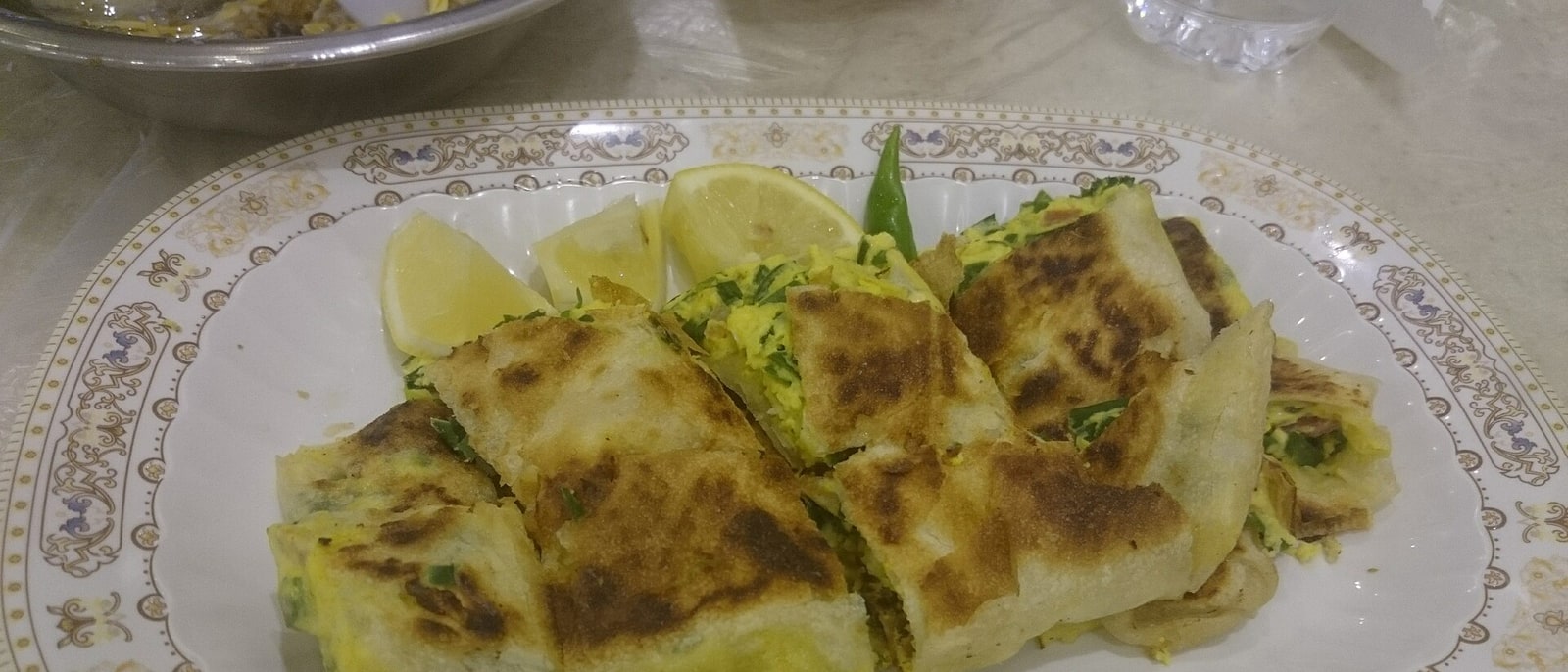 Un plato de mutabbaq recién hecho