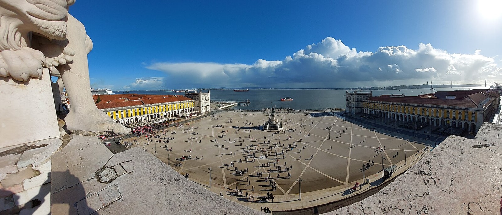 Praça do Comércio seen from the top of the Rua Augusta arch, open to the Tagus