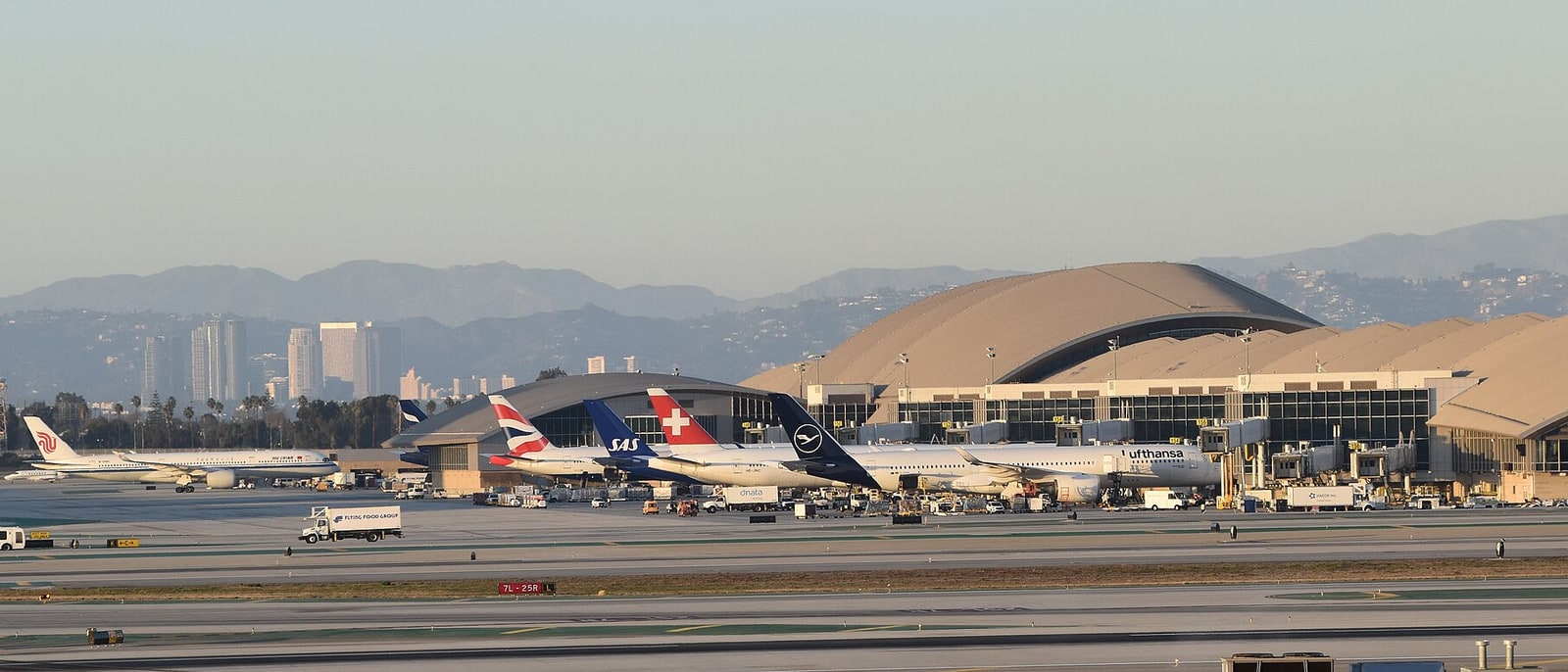 La Tom Bradley International Terminal del LAX con los aviones en puerta