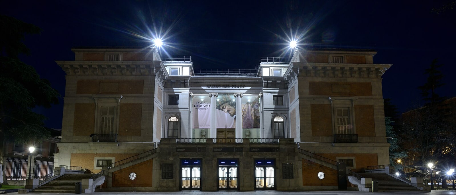 La fachada del Museo del Prado iluminada de noche