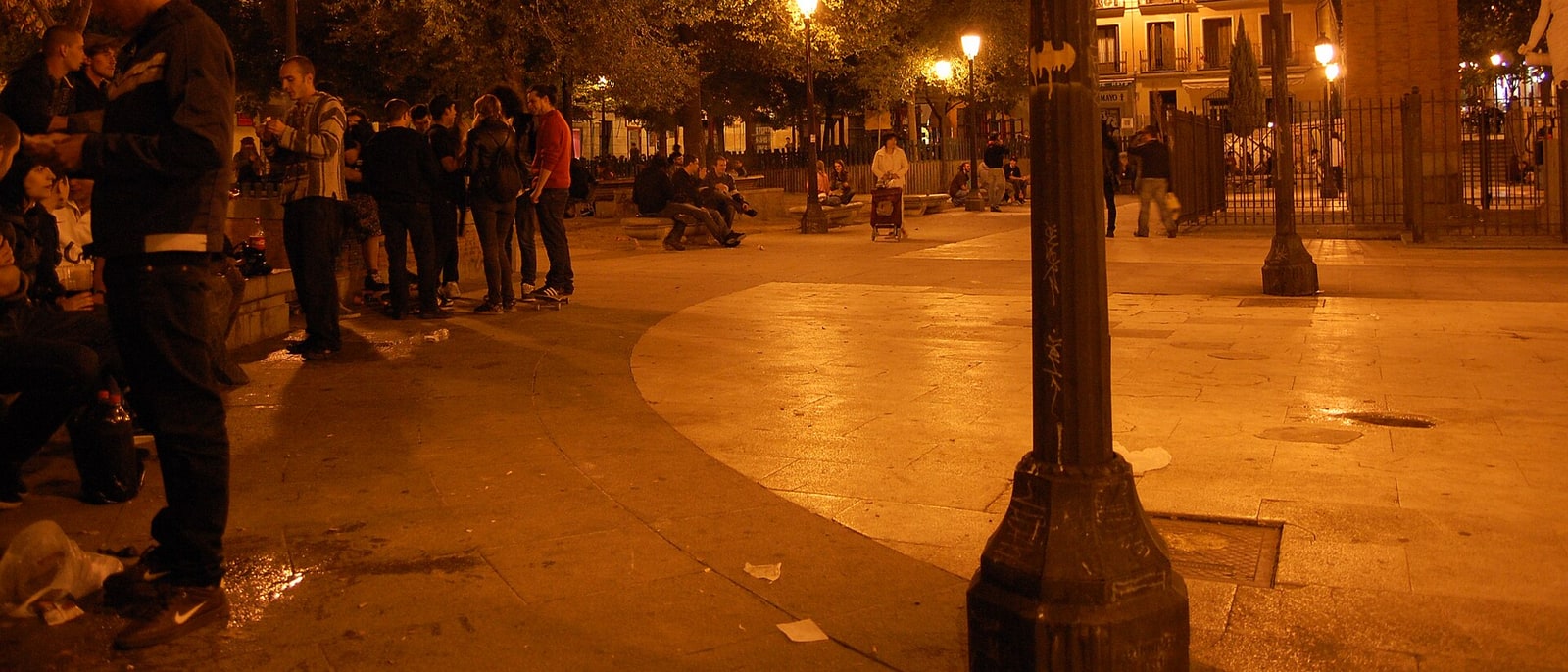 Plaza del Dos de Mayo at night, people out under the streetlights