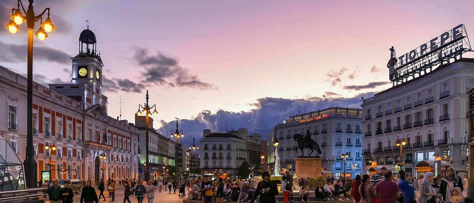 La Puerta del Sol al anochecer, con el cartel de Tío Pepe y la estatua ecuestre