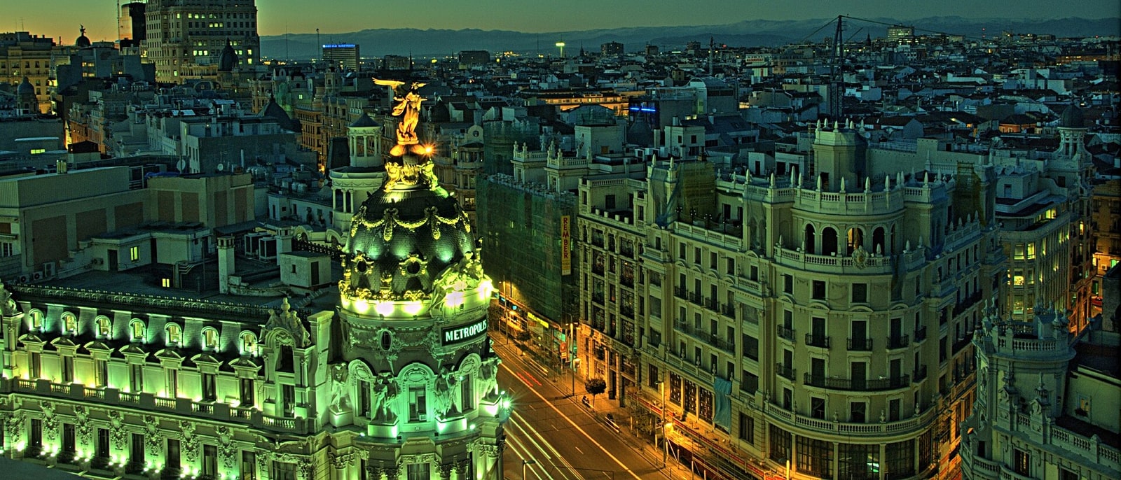 La Gran Vía de noche desde las alturas, con el edificio Metrópolis iluminado