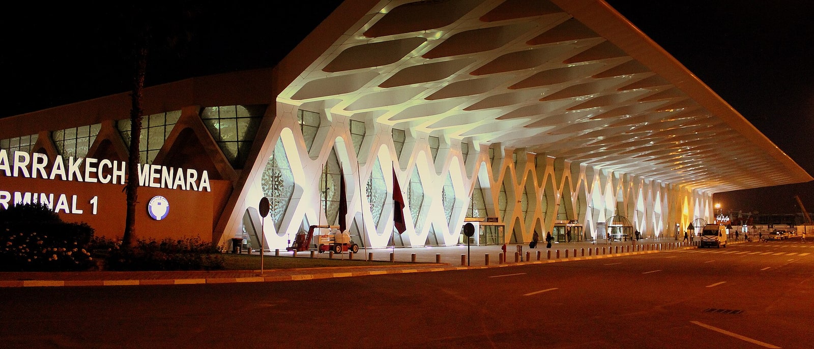 La terminal del aeropuerto Menara iluminada, con su celosía geométrica