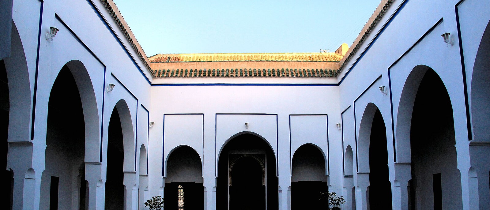 El patio de arcos encalados del palacio de la Bahía