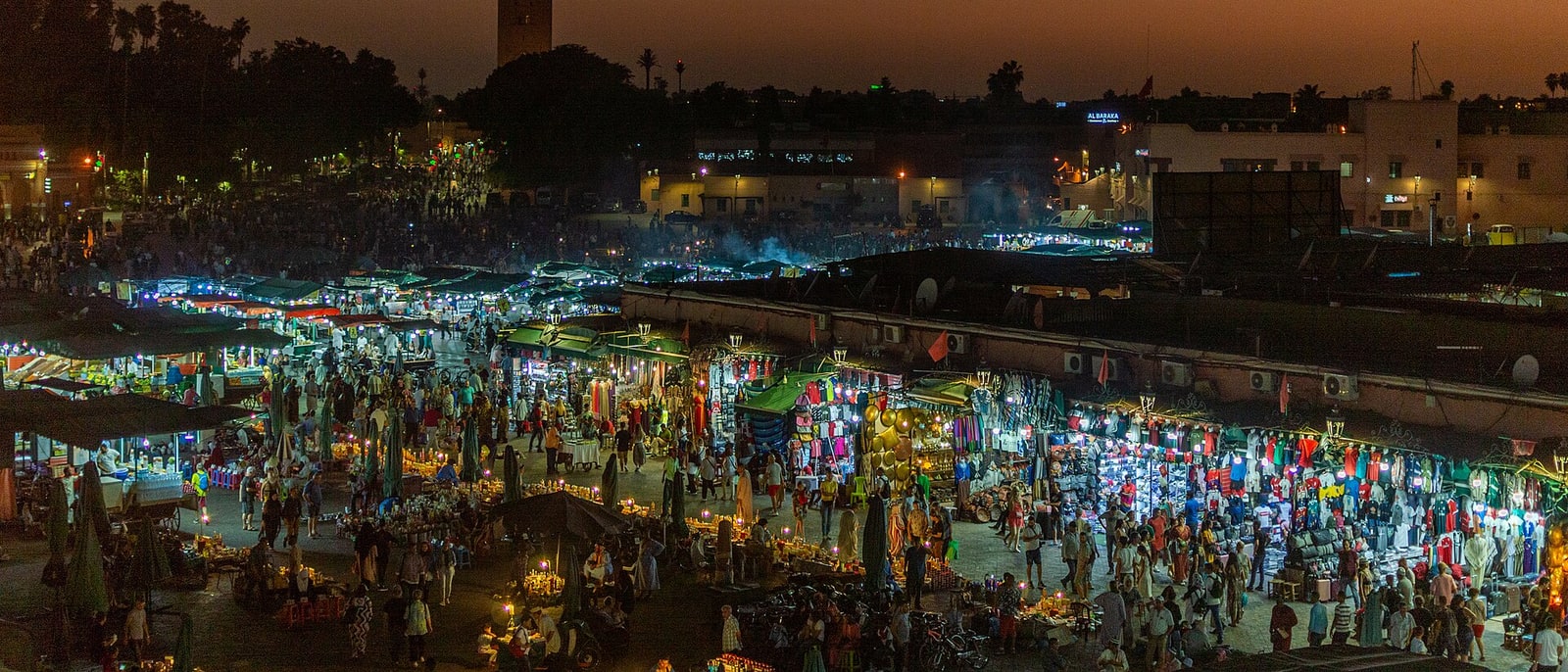 La plaza de Jemaa el-Fna de noche, con los puestos de comida encendidos
