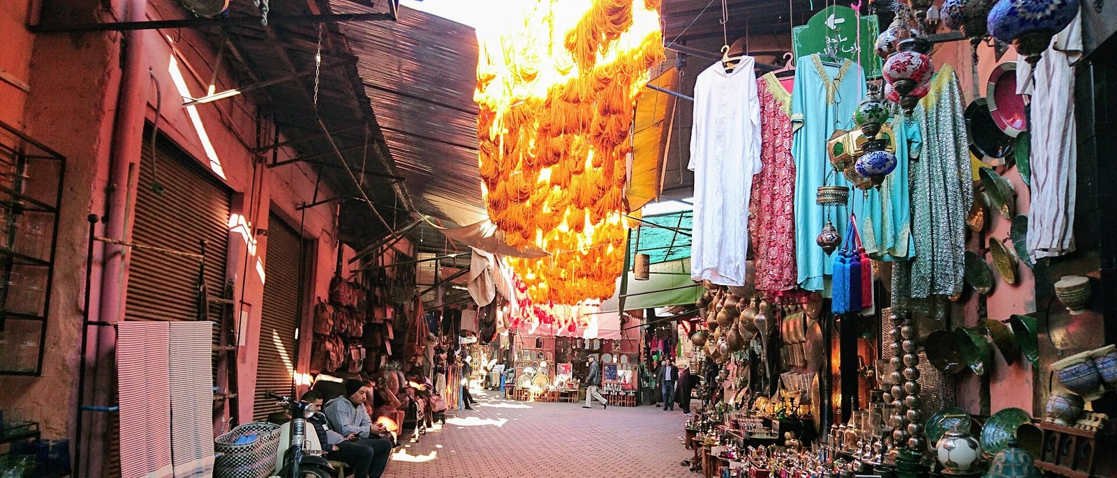 Un callejón del zoco de Marrakech con el género colgando de lado a lado