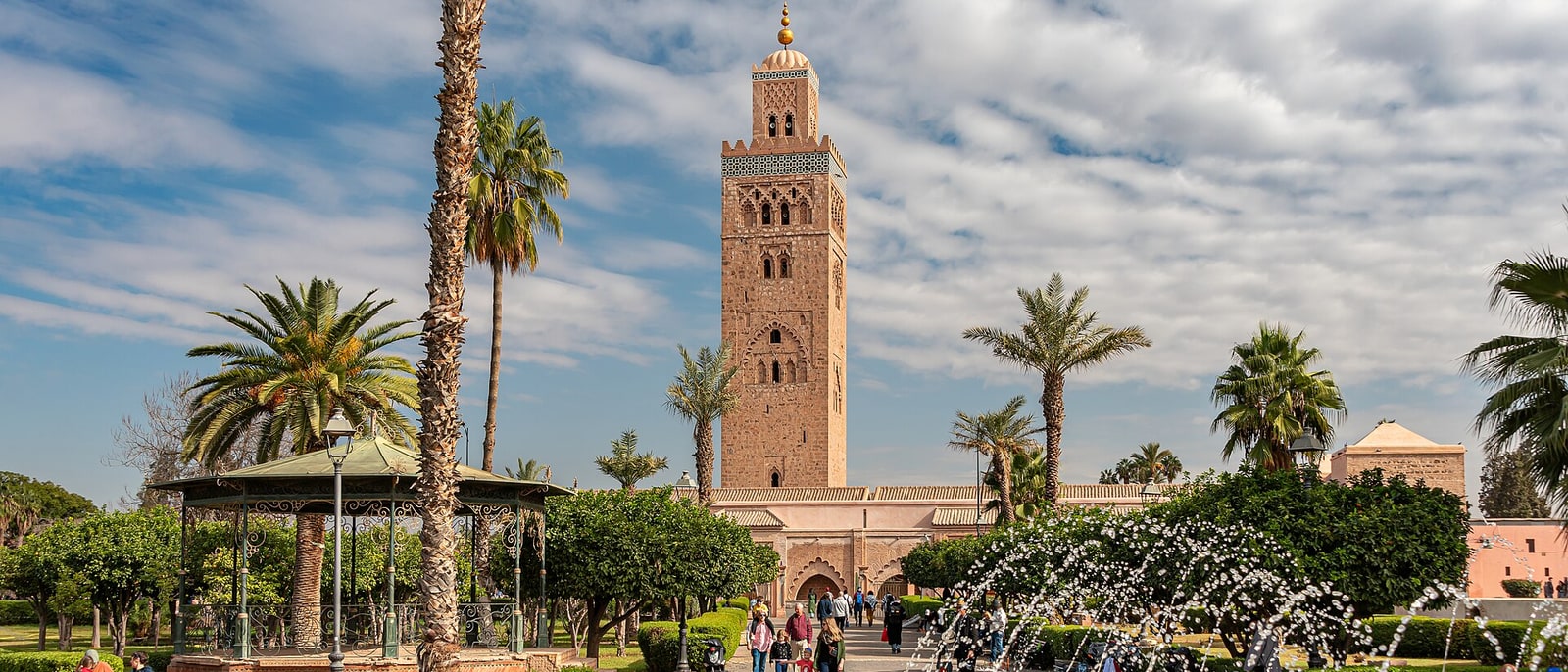 El minarete de la Koutoubia sobre los jardines y las palmeras