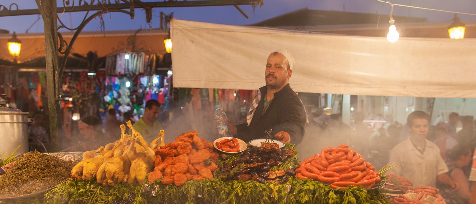 Un puesto de comida de Jemaa el-Fna entre el vapor, con el género expuesto