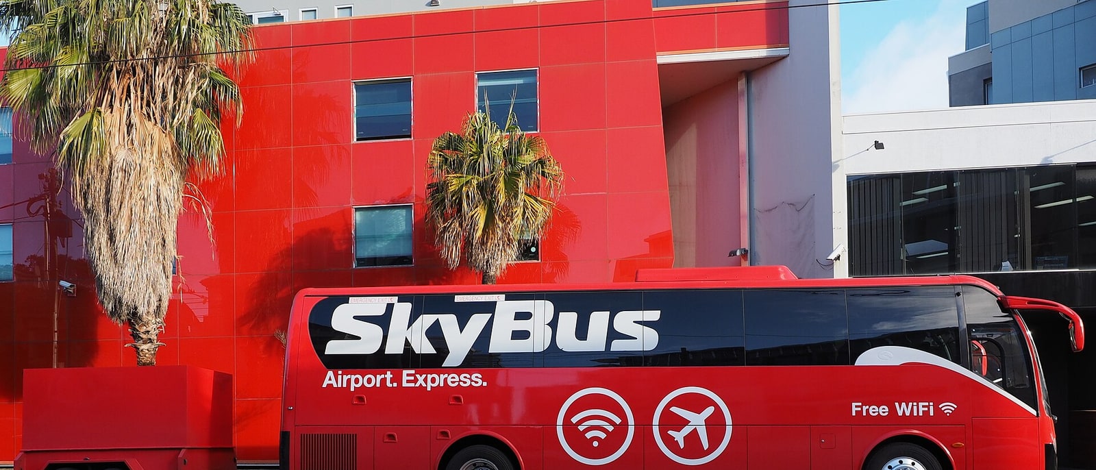Un autocar del SkyBus, el exprés del aeropuerto