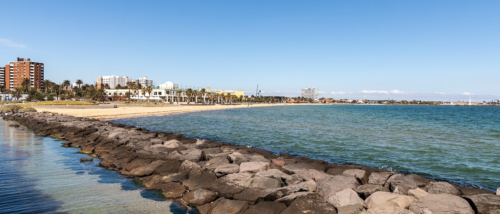 La playa de St Kilda, con el espigón de piedras