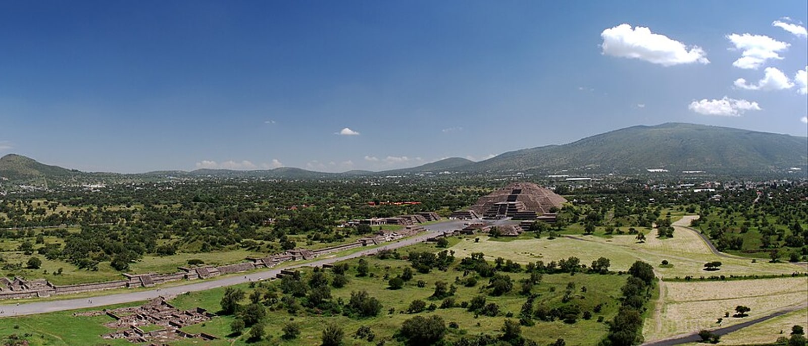 La Calzada de los Muertos de Teotihuacán vista de lejos, con las pirámides y la sierra