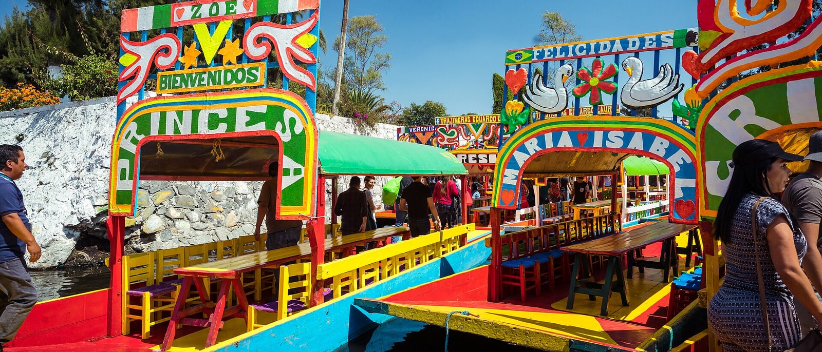 Trajineras de colores amarradas en los canales de Xochimilco