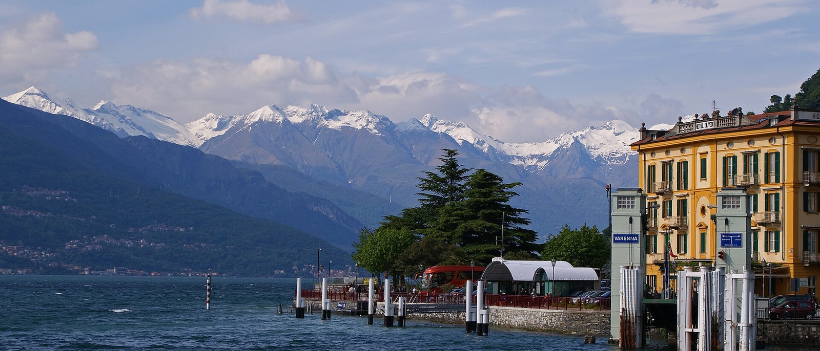 Varenna, en el lago de Como, con los Alpes cerrando el fondo