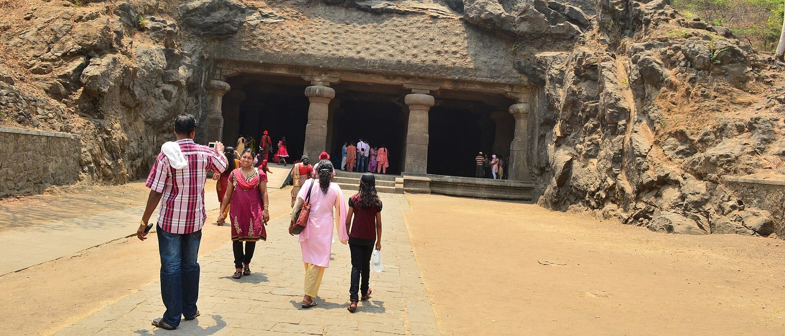 La entrada a las cuevas de Elefanta, con visitantes subiendo