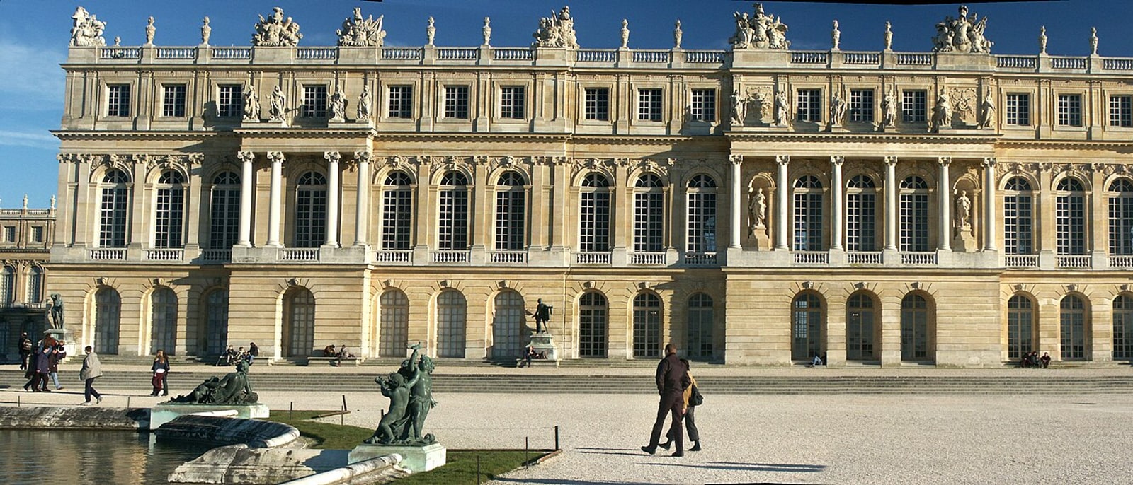 Un tramo de la fachada del palacio de Versalles vista desde los jardines