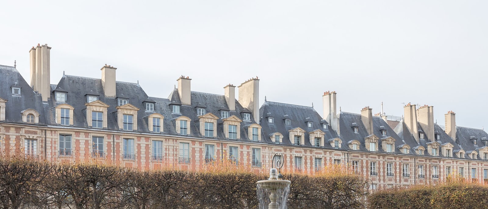 La plaza de los Vosgos, en el Marais: fachadas de ladrillo iguales sobre soportales