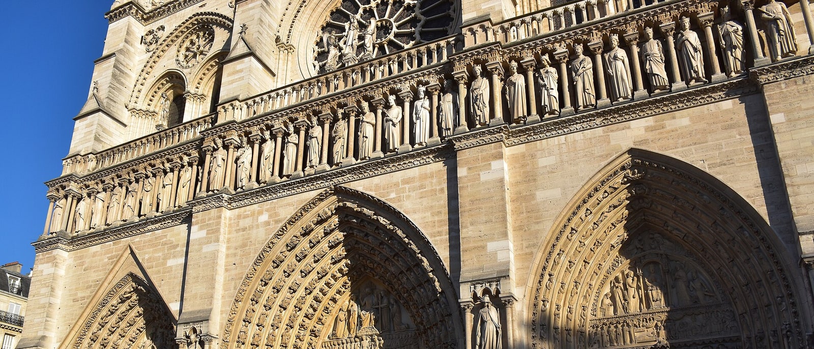 El pórtico de Notre-Dame visto de cerca, con la galería de reyes sobre las tres puertas