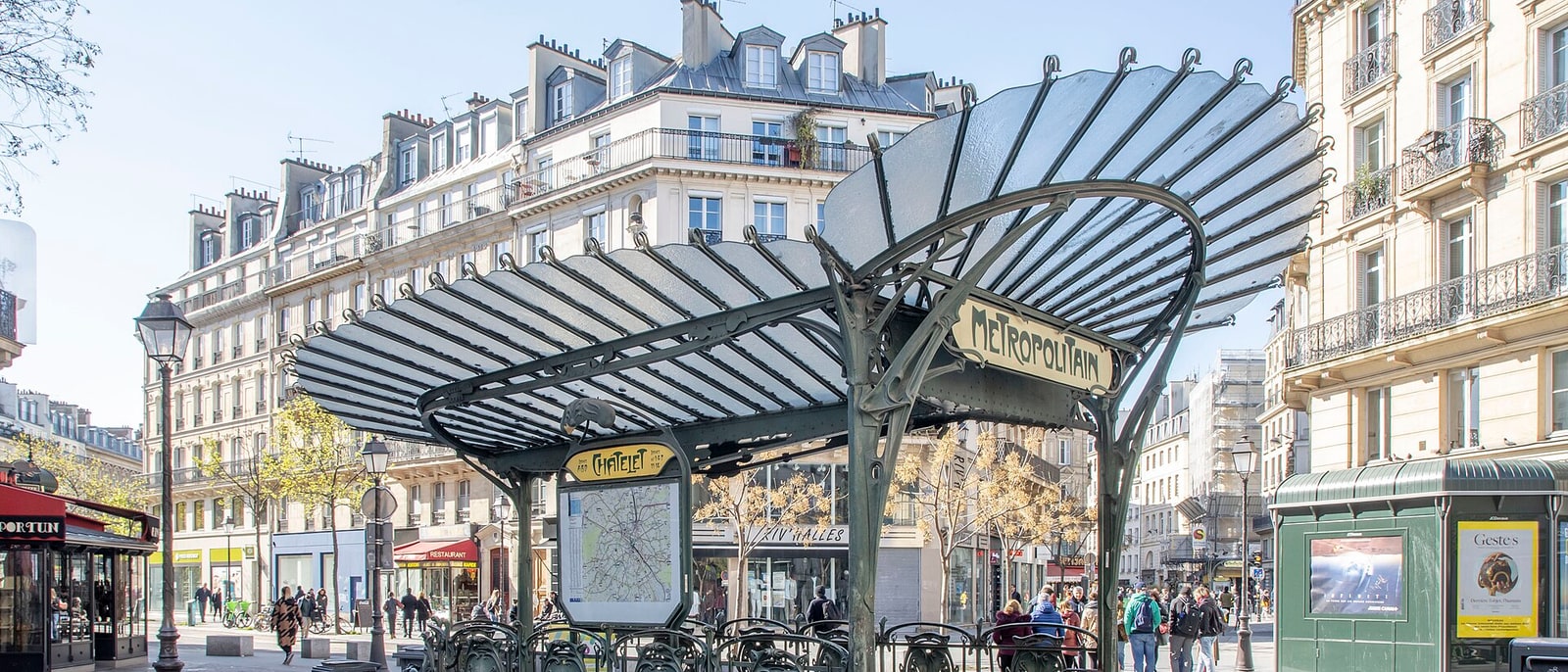Una entrada de metro de Hector Guimard, con su estructura de hierro art nouveau